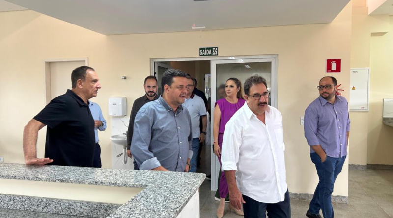 EM CORNÉLIO PROCÓPIO : Apresentador Ratinho visitou o Hospital Regional