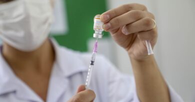 A Secretaria de Saúde, Vigilância Epidemiológica, informam que hoje (23) realiza a vacinação, contra a Covid-19 e Influenza: